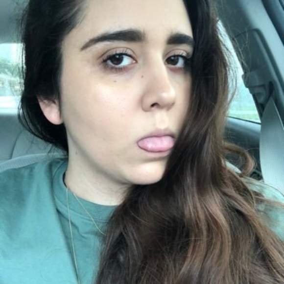 Meet your Posher, Danielle - Picture 2 of 3